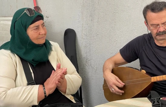 Kahramanmaraşlı depremzede kadın müzikle moral buluyor