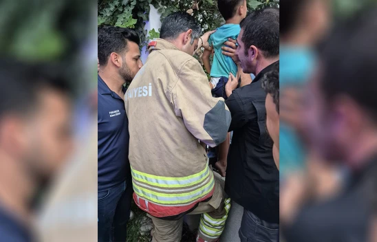 Kalçası demir korkuluklara sıkışan çocuk kurtarıldı