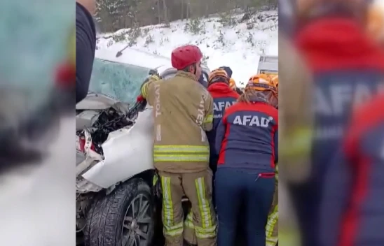 Kamyon ile kamyonetin çarpıştığı kazada 1 kişi öldü, 1 kişi yaralandı