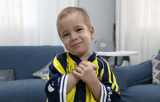 Kanseri yenen Fenerbahçeli çocuğa 12 futbolcudan imzalı forma