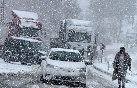 Kar yağışı nedeniyle ağır tonajlı araçların geçişine izin verilmiyor