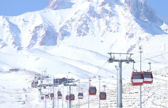 Kasımda yağan kar Erciyes'te kayak keyfi için geri sayımı başlattı