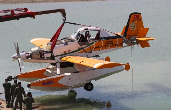 Kaza kırıma uğrayan uçak gölden çıkarıldı