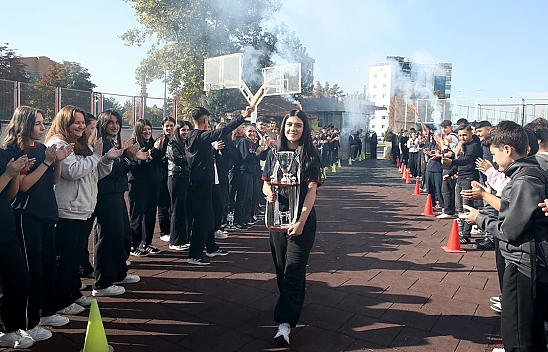 Kick boks dünya şampiyonu öğrenciye okulunda sürpriz karşılama