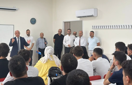 KİÜ Rektörü Bakan, yeni eğitim-öğretim yılının ilk gününde öğrencilerle buluştu