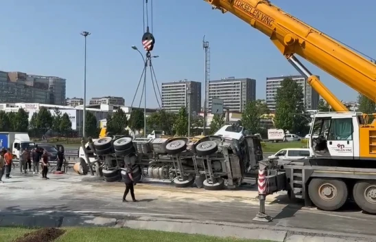 Kontrolden çıkan beton mikser yola devrildi