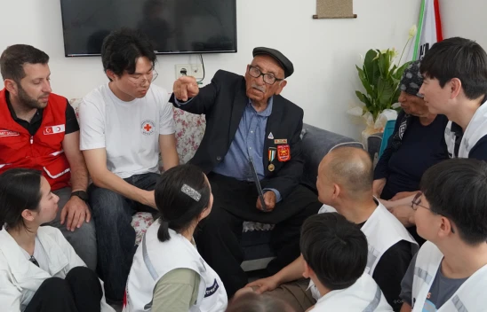 Kore Kızılhaçı gönüllülerinden Kahramanmaraşlı Kore gazisi Çolak'a ziyaret