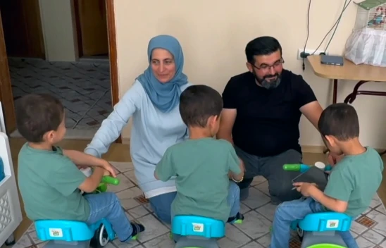Koruyucu ailesi oldukları üçüzlerle evlerini şenlendirdiler