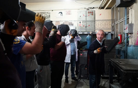 Kursiyerler, kaynakçılık kursunda hem öğreniyor hem üretiyor