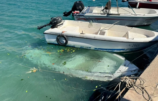 Kuvvetli fırtına nedeniyle kıyıdaki 2 tekne battı