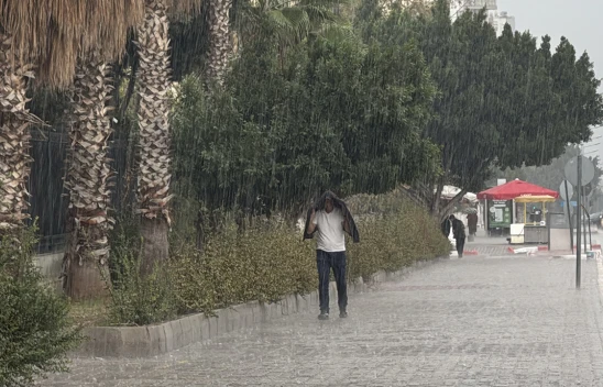 Kuvvetli sağanak ve rüzgar hayatı olumsuz etkiliyor