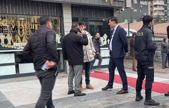 Kuyumcuda silahlı soygun! Bir polis vuruldu