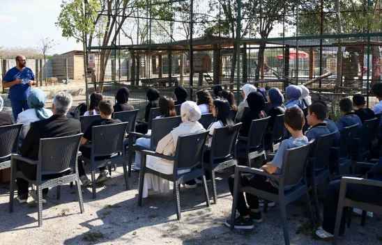 Lise öğrencileri meslek seçimleri için sahada