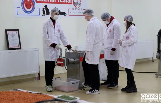 Lise öğrencileri, yemek artıklarından mama üretiyor