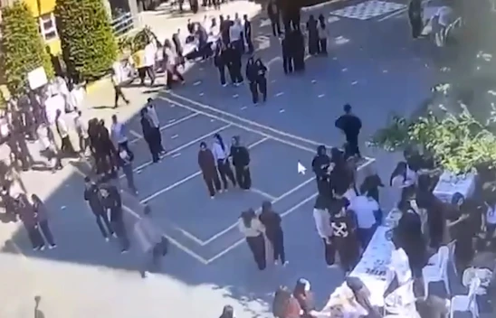 Lise öğrencisi okul bahçesinde arkadaşını bıçakladı