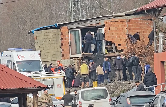 Maden ocağında göçük! 3 işçi mahsur kaldı