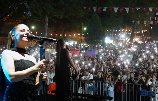 Merve Özbey, Kahramanmaraş Geleneksel Ağustos Fuarı'na damga vurdu