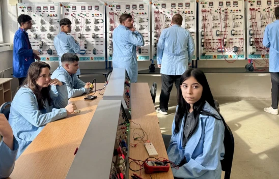 Meslek lisesi öğrencileri, elektrik panosuyla kodlama robotu üretiyor