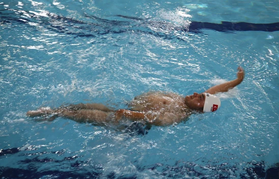 Milli engelli yüzücü, paralimpik oyunları için kulaç atıyor