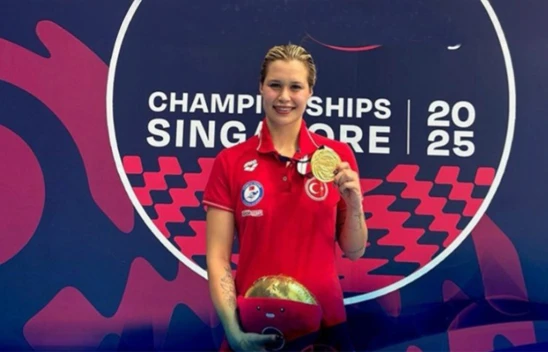 Milli sporcu Defne Kurt, Singapur'da tarihe geçti! 5 altın madalya