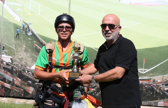 Milli yamaç paraşütü sporcusu, kazandığı kupayla kulüp tesisine iniş yaptı