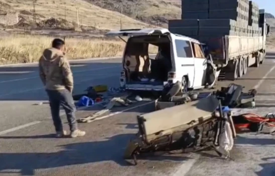 Minibüs tıra çarptı! 3 kişi yaşamını yitirdi