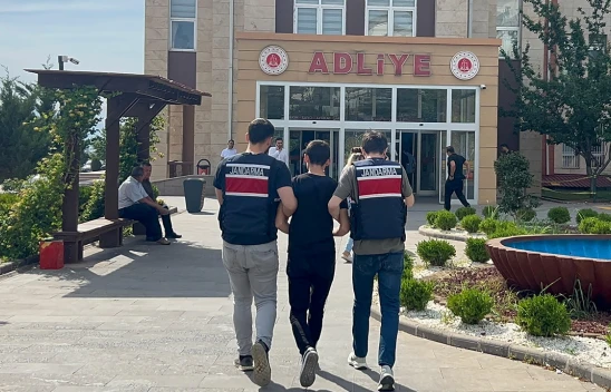 Motosikletin arkasına bağladığı köpeği metrelerce sürükledi