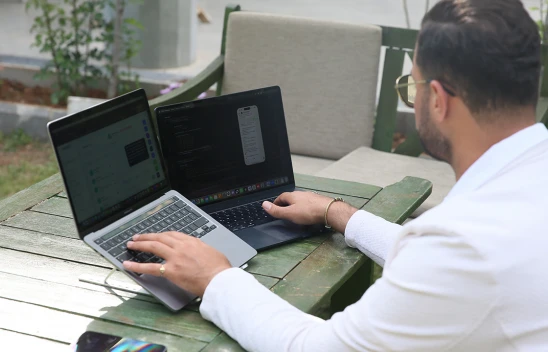 Müşteri temsilcisi yapay zeka, müşteriyi karşılıyor, satışa yönlendiriyor