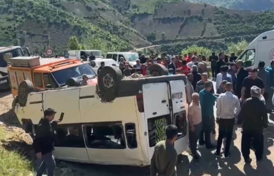 Öğrenci servisi devrildi, 14 yaralı