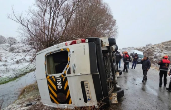 Öğrenci servisinin devrildiği kazada 15 kişi yaralandı