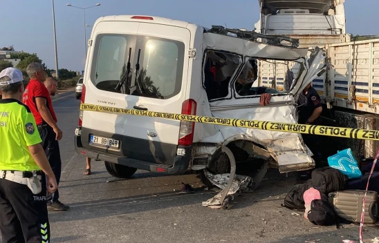 Öğrencileri taşıyan minibüs tıra çarptı, 1'i çocuk 2 kişi öldü, 10 kişi yaralandı