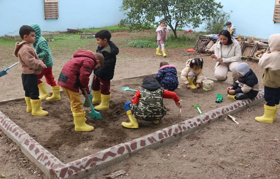 Okulun atıl bahçesini açık hava sınıfına dönüştürdü