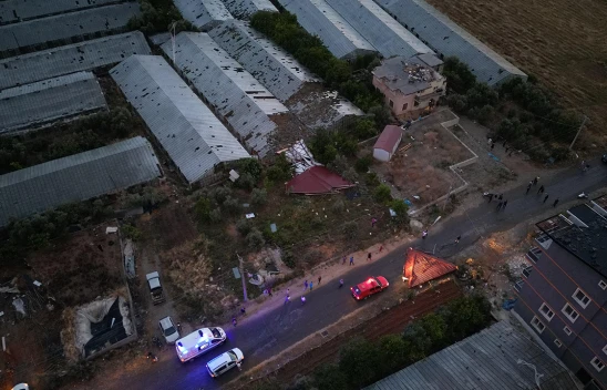 Oluşan hortum evlerin çatıları ile seralara zarar verdi