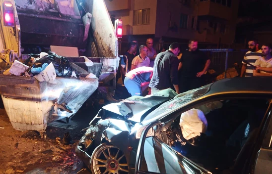 Otomobil çöp kamyonuna çarptı, 1 kişi öldü, 4 kişi yaralandı