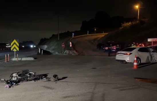 Otomobil ile motosikletin çarpıştığı kazada 1 kişi öldü, 2 kişi yaralandı