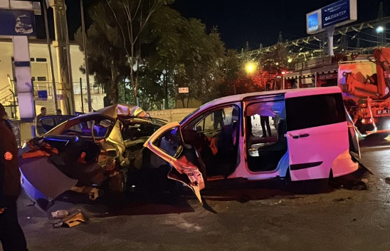 Otomobil ile ticari araç çarpıştı, 5 kişi öldü, 2 kişi yaralandı