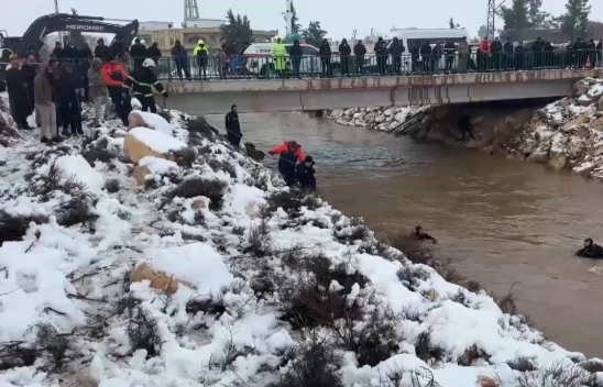 Otomobil kanala uçtu! 4 kişi aranıyor