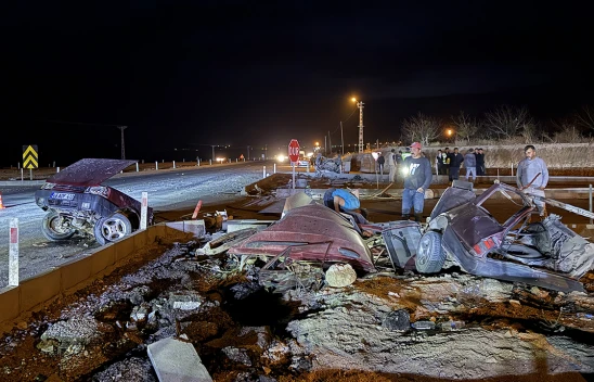 Otomobil paramparça oldu, 3 kişi yaralı kurtuldu
