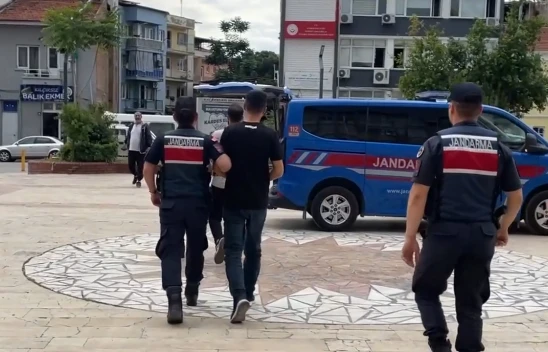 Otomobile tabancayla ateş eden 4 şüpheli tutuklandı