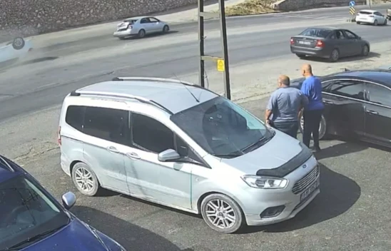 Otomobilin devrildiği kaza güvenlik kamerasında