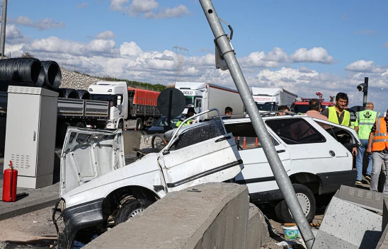 Otoyol gişelerindeki bariyere çarpan otomobildeki 2 kişi öldü
