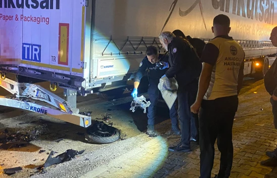 Park halindeki tıra çarpan motosikletlinin sonu oldu