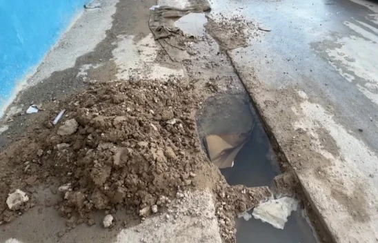 Patlayan su borusu onarılmadı mahalleli ayağa kalktı