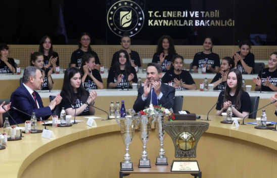 Potanın Ceylanları, kupalarını Bakan Bayraktar'a getirdi