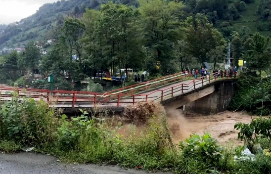Sağanak etkili oldu, iş makineleriyle devreye girdi