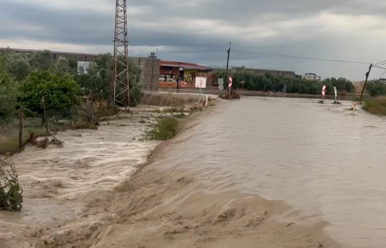 Sağanak nedeniyle dere taştı, ulaşım trafiğe kapatıldı