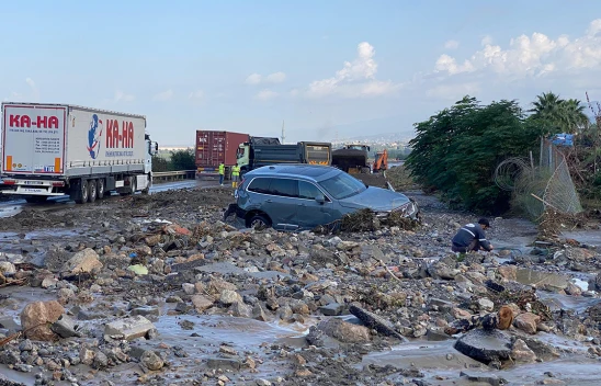 Sağanak nedeniyle otoyolda araçlar mahsur kaldı