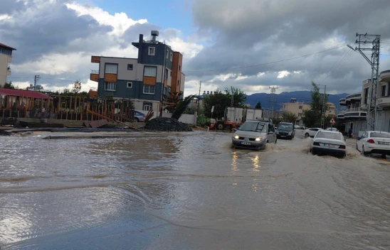 Sağanak ve şiddetli rüzgar su birikintisine neden oldu