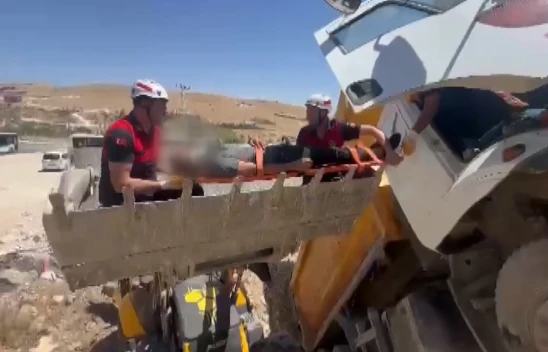 Şarampole düşen kamyonun sürücüsü kepçeyle kurtarıldı