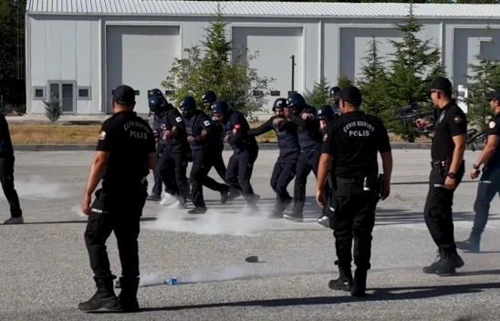 Savaş muhabirleri sahada karşılaşacakları koşullara hazırlanıyor